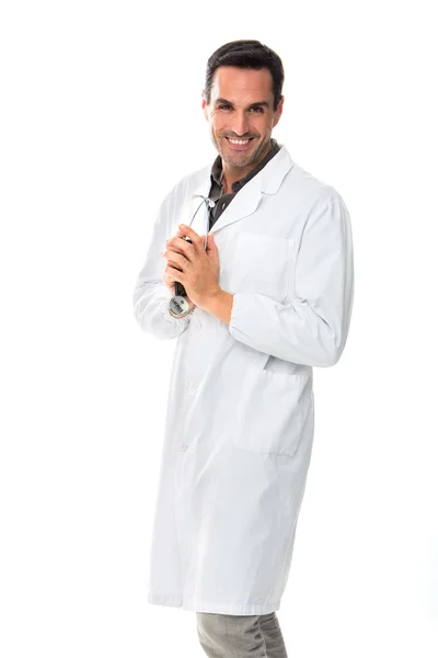聴診器を押しながらカメラ見て笑顔の男性医師の半分の長さの肖像画 — ストック写真