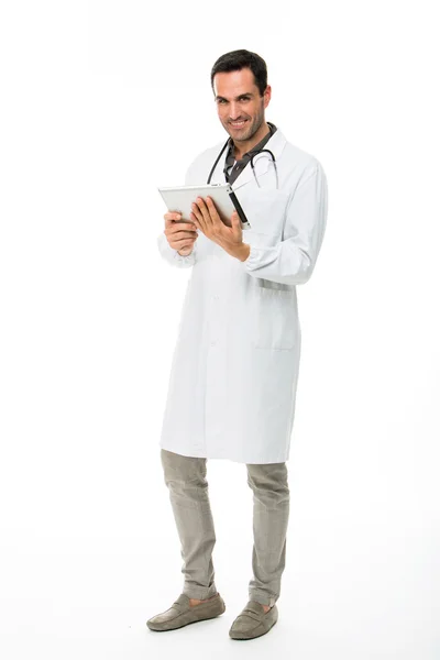 Portrait complet os un médecin masculin souriant avec stéthoscope tout en travaillant avec une tablette numérique — Photo