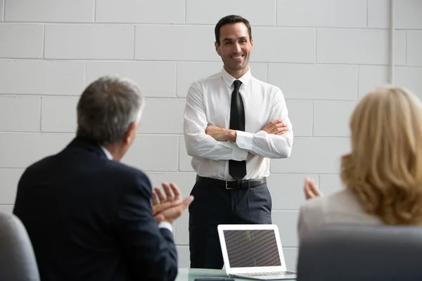 Trzech biznesmeni podczas spotkania, klaskanie ręce pod koniec prezentacji — Zdjęcie stockowe
