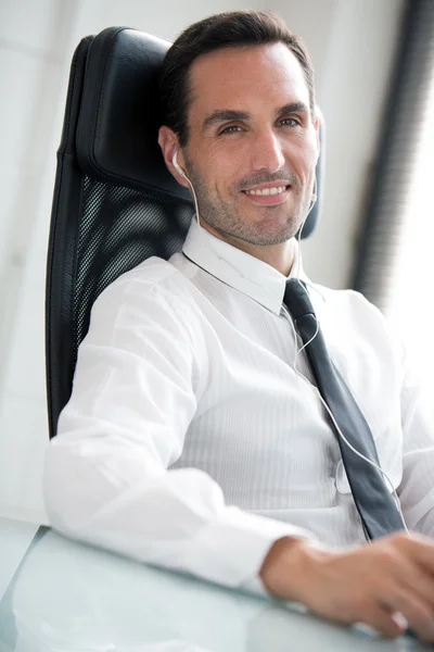 Empresário sorrindo para a câmera — Fotografia de Stock