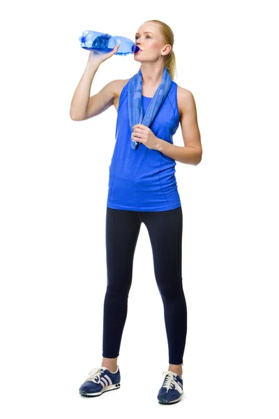 Blonde woman wearing fitness clothing and drinking water — Stock Photo, Image