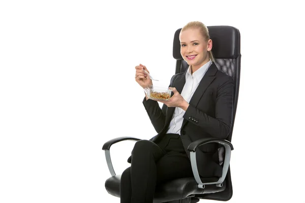 Affärskvinna med lunch — Stockfoto