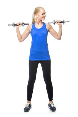 vrouw oefenen met gewichten