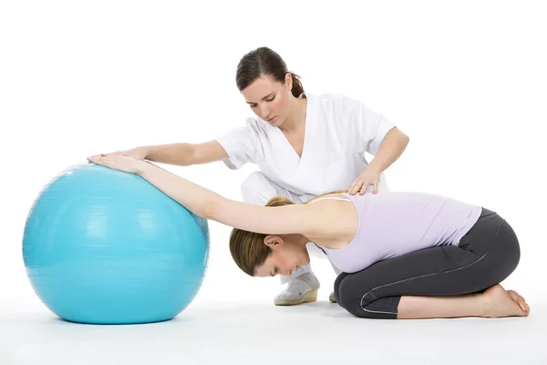 Mujer con fisioterapeuta — Foto de Stock