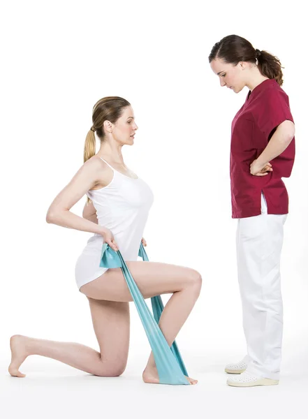 Physiothérapeute faisant ton avec flexible pour la colonne vertébrale — Photo