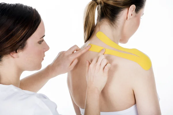 Fysiotherapeut krijgt het tapen op de trapezius — Stockfoto