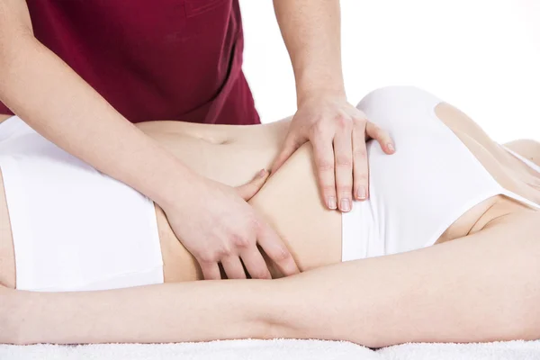Fisioterapeuta fazendo uma massagem de diafragma para uma paciente mulher — Fotografia de Stock