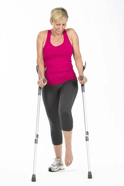 Fitness mujer caminando con muletas —  Fotos de Stock