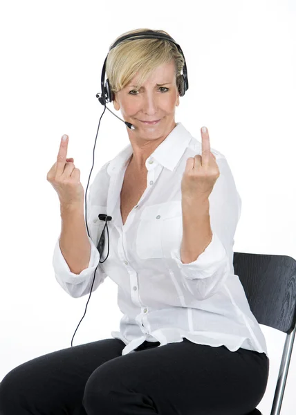 Manager vrouw met de middelste vinger doen headsets — Stockfoto