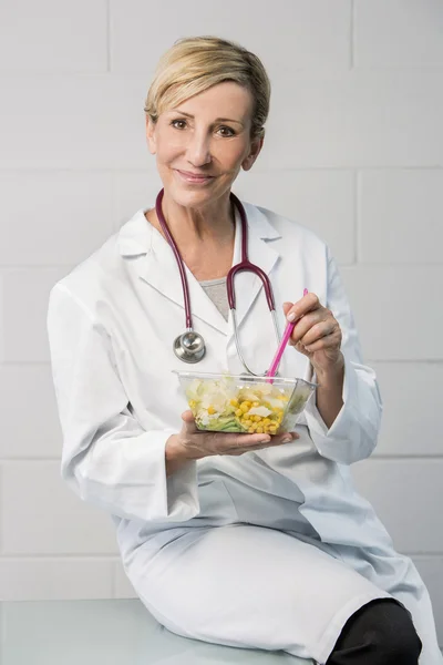 Femme médecin ayant pause déjeuner — Photo