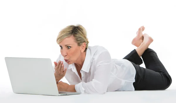 Woman manager sat on the floor with laptop — Stock Photo, Image