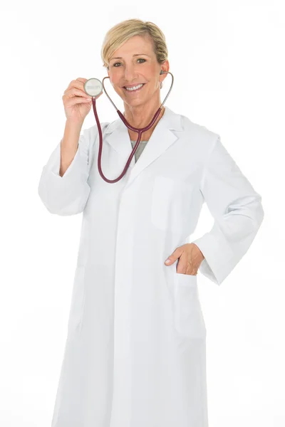 Femme d'âge moyen médecin avec stéthoscope — Photo