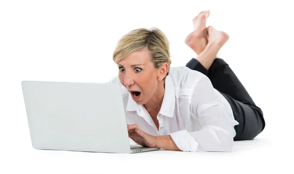 Vrouw manager liggend op de vloer met laptop — Stockfoto