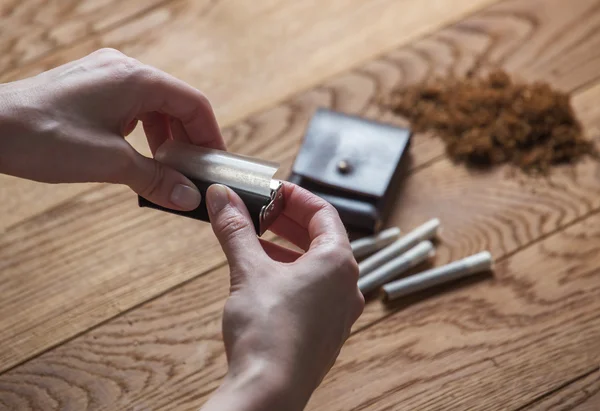 Hand rolling cigarettes — Stock Photo, Image