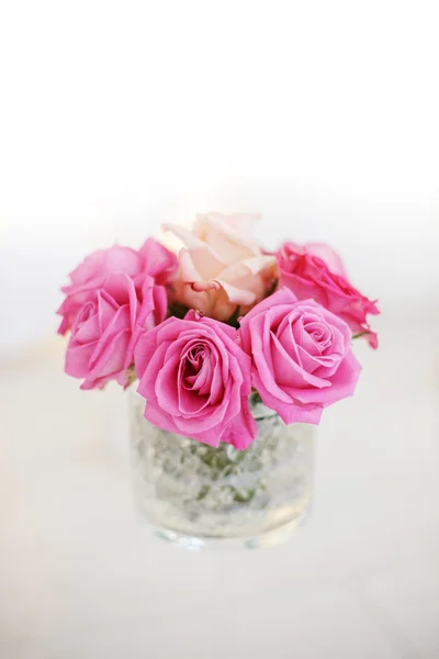 Vaso com rosas — Fotografia de Stock