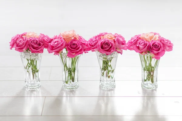 Florero con rosas — Foto de Stock