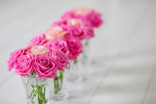 Florero con rosas —  Fotos de Stock