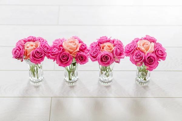 Florero con rosas — Foto de Stock