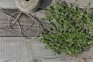 ahşap üzerine kekik