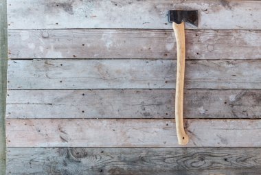 ahşap üzerine orman balta 