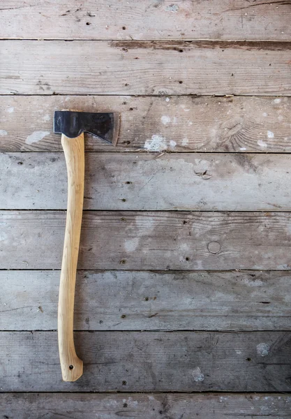 Hacha forestal sobre madera — Foto de Stock