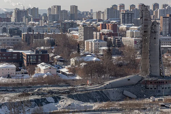124deki patlamadan sonra yüksek bir kulenin enkazı; YEKATERINBURG, RUSSIA - 24 Mart 2018.