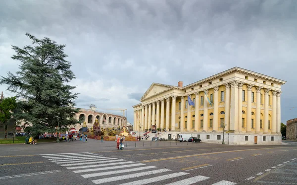 Barbieri Palace é um palácio de estilo neoclássico em Verona, Itália — Fotografia de Stock