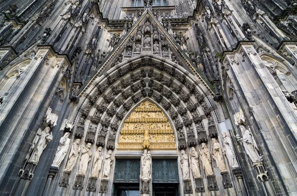 Entrance to Cologne Cathedral. Figures of saints on the facade. — Stock Photo, Image