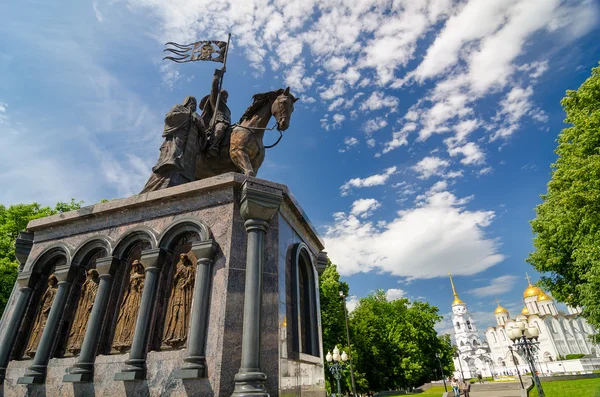 Denkmal des Fürsten Wladimir gegen Himmelfahrtskathedrale. — Stockfoto