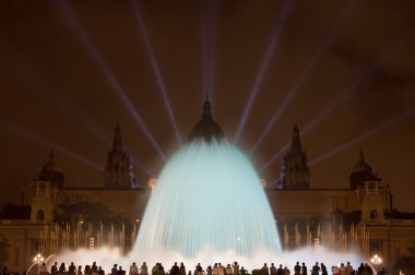 Çeşme ışık gösterisi Barcelona'da sihirli. Çeşme Montjuic.