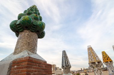 Palace Guell veya Palau Guell'in çatısı. Barselona, İspanya.