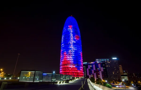 Éjszakai kilátás a skyscaper Torre Agbar Barcelona, Spanyolország. — Stock Fotó