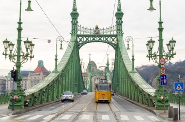 Budapeşte, Macaristan 'daki Özgürlük Köprüsü' nde sarı tramvay..