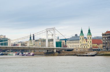Elisabeth Köprüsü ve Budapeşte'deki Şehir İçi Kilise.