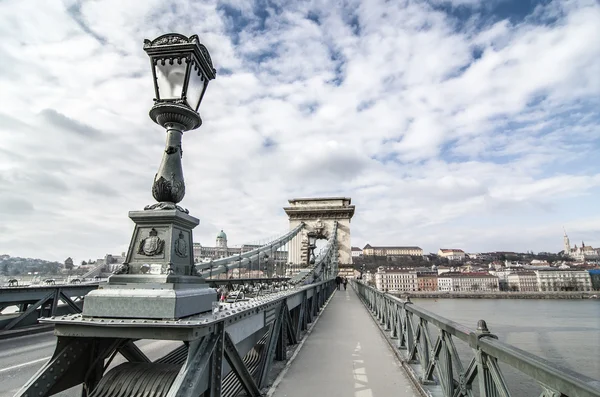 Die Szechenyi Kettenbrücke in Budapest, Ungarn. — Stockfoto