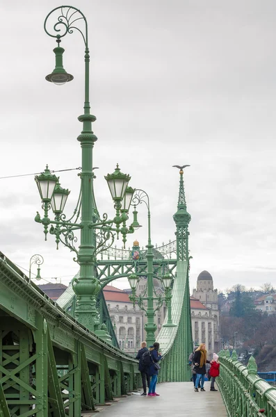 Touristen auf der Freiheitsbrücke in Budapest, Ungarn. — Stockfoto