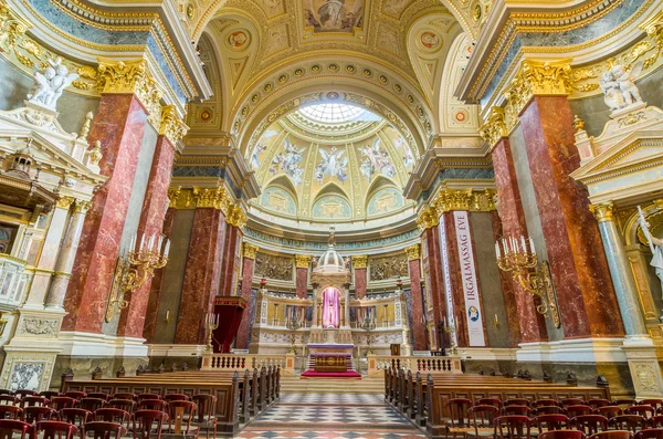 Interieur van de rooms-katholieke kerk Sint-Stefanusbasiliek. — Stockfoto