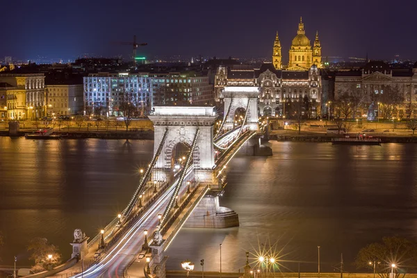 Ночной вид на Цепной мост и церковь Святого Стефана — стоковое фото