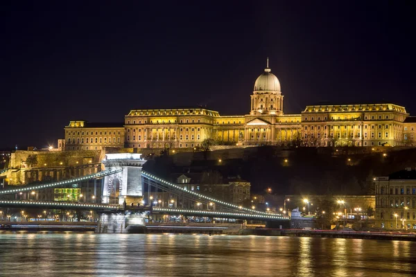 Kasteel Buda en het Szechenyi Chain Bridge, Budapest, Hongarije. — Stockfoto