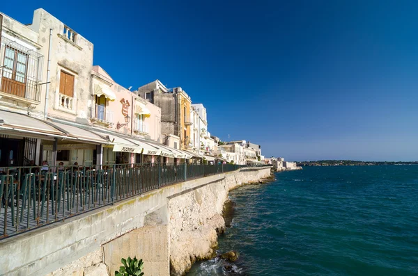 Embankment on the island of Ortygia in Syracuse, Sicily, Italy. — Stock Photo, Image