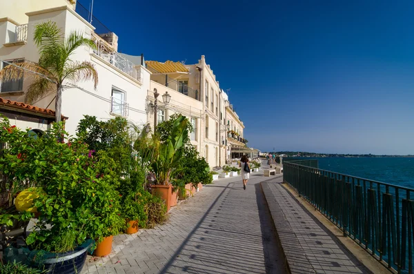 Embankment on the island of Ortygia in Syracuse, Italy. — Stock Photo, Image