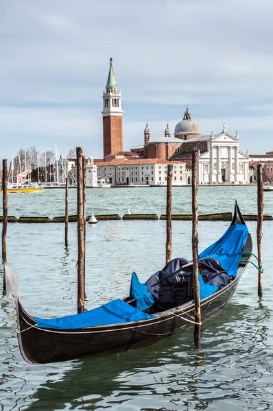 Gondola atracada pela praça São Marcos com a igreja de San Giorgio di Maggiore ao fundo - Veneza, Veneza, Itália, Europa — Fotografia de Stock