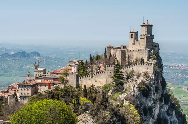 La fortaleza de Guaita es la torre más antigua y famosa de San Marino con hermosas vistas — Foto de Stock