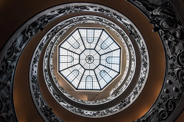 Escalier à double hélice dans les Musées du Vatican . — Photo