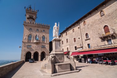 Özgürlük Anıtı Özgürlük Meydanı 'nın önünde yer almaktadır. 