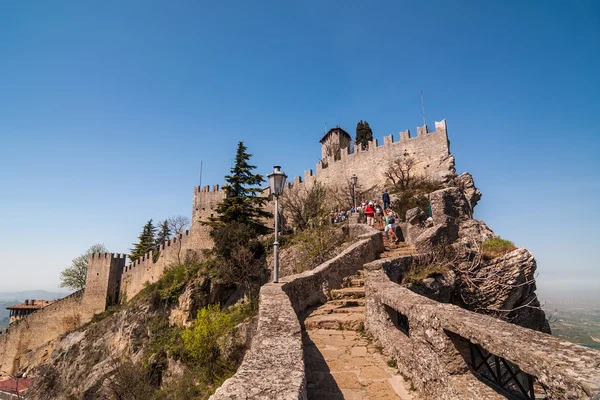 Fortaleza de Guaita en un día soleado en San Marino — Foto de Stock