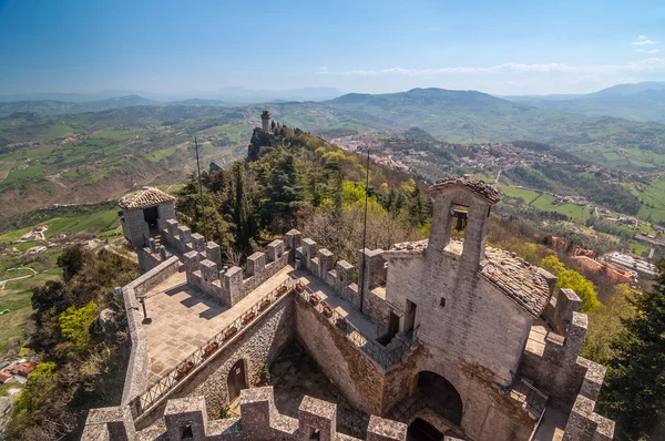 Vista panorámica de una antigua torre Montale con fortaleza Guaita en th — Foto de Stock