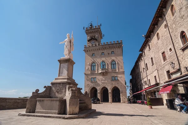 Statua Wolności znajduje się na Placu Wolności, naprzeciwko — Zdjęcie stockowe