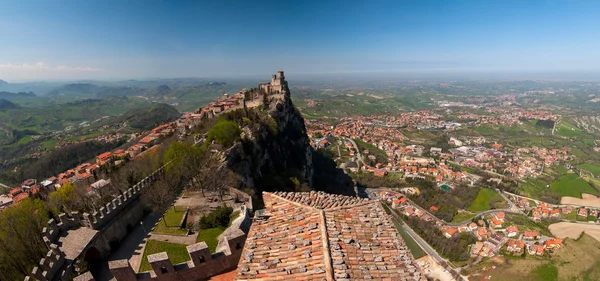 Vista panorámica de la fortaleza de Guaita en la República de San Marino — Foto de Stock