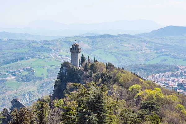 Vista panorámica de una pequeña torre Montale desde la fortaleza Guaita — Foto de Stock